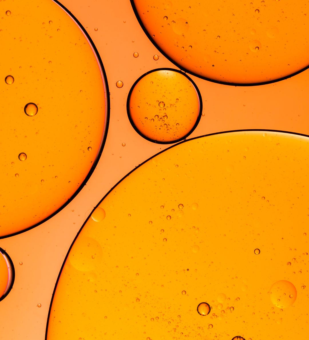 Texture dorée d'huile de noix de Grenoble pressée à froid pour soin visage.