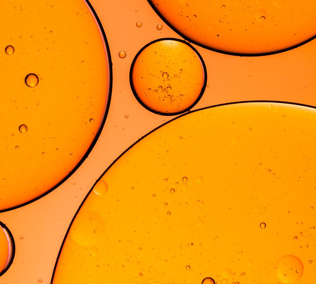 Texture dorée d'huile de noix de Grenoble pressée à froid pour soin visage.