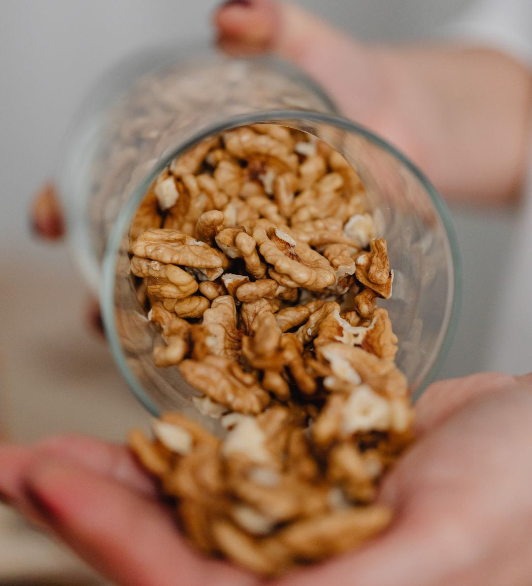 Peau sensible et rougeurs : pourquoi la noix est l’alliée que vous n’attendiez pas