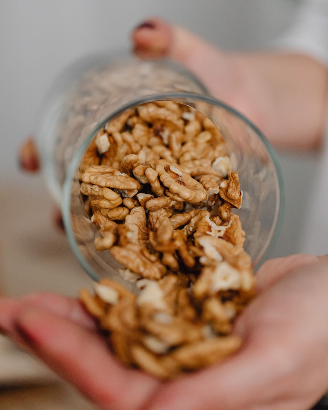 Peau sensible et rougeurs : pourquoi la noix est l’alliée que vous n’attendiez pas