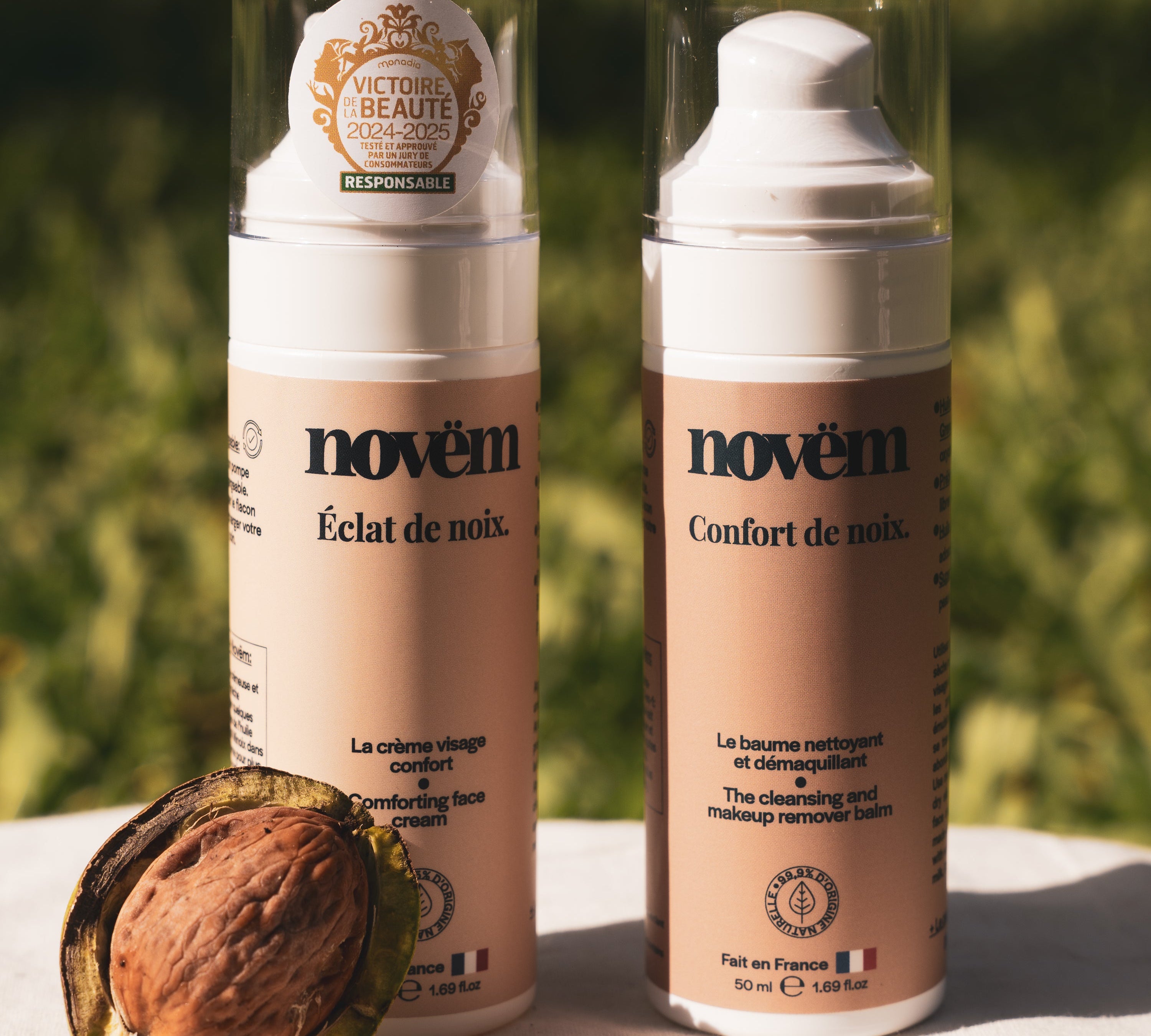 Flacon d'huile de noix et noix entières pour une routine skincare naturelle contre les rougeurs.