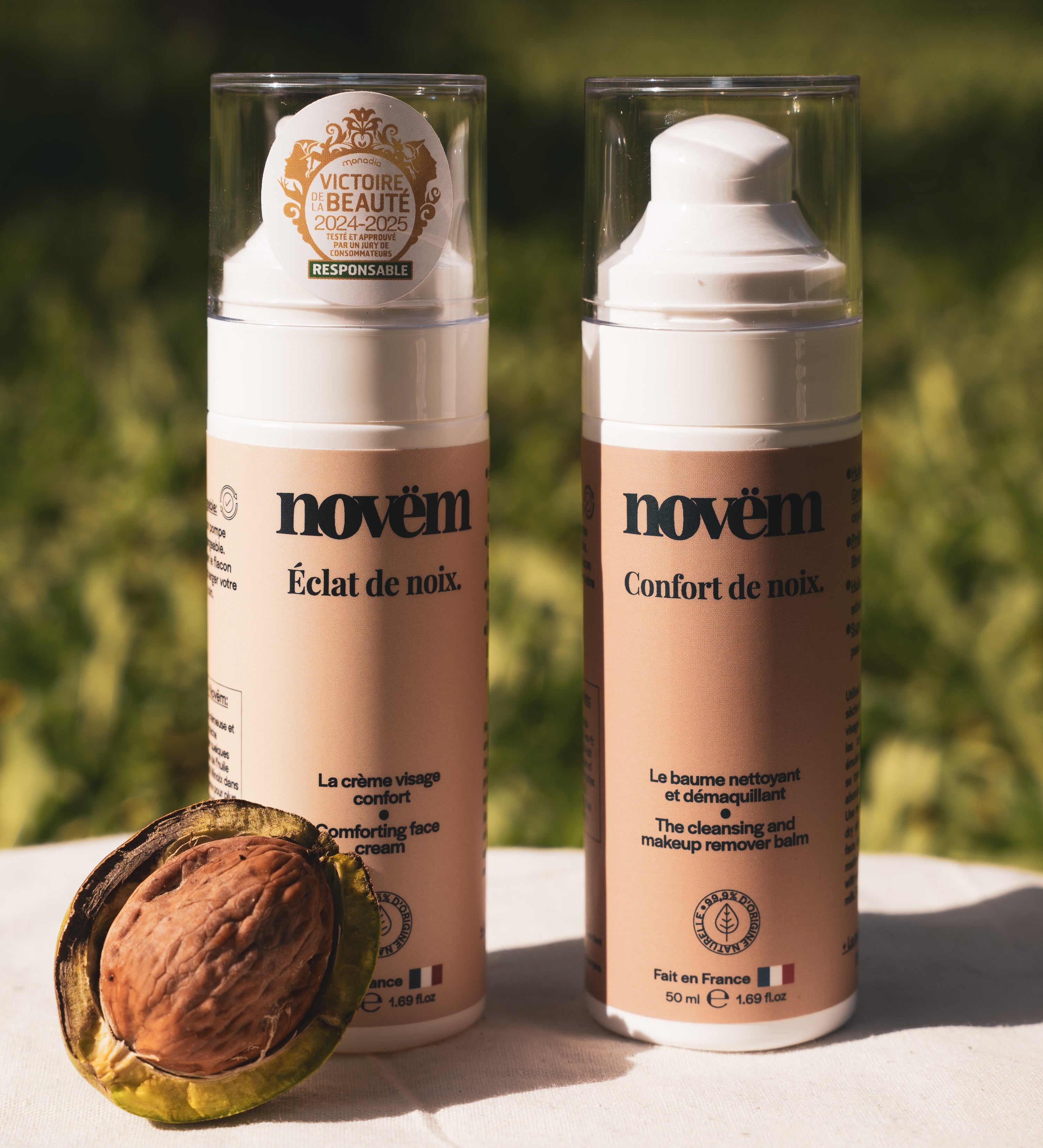Flacon d'huile de noix et noix entières pour une routine skincare naturelle contre les rougeurs.