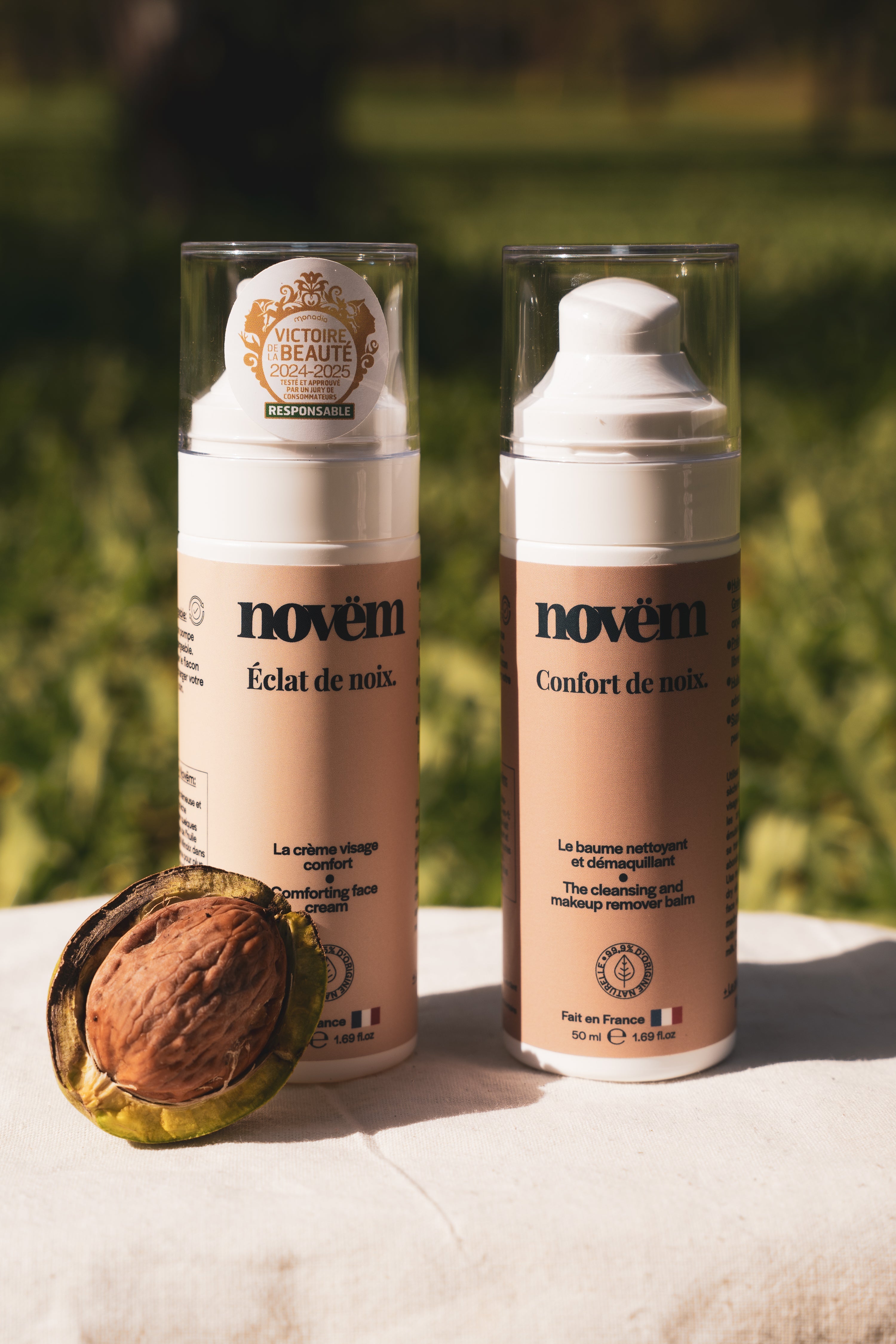 Flacon d'huile de noix et noix entières pour une routine skincare naturelle contre les rougeurs.