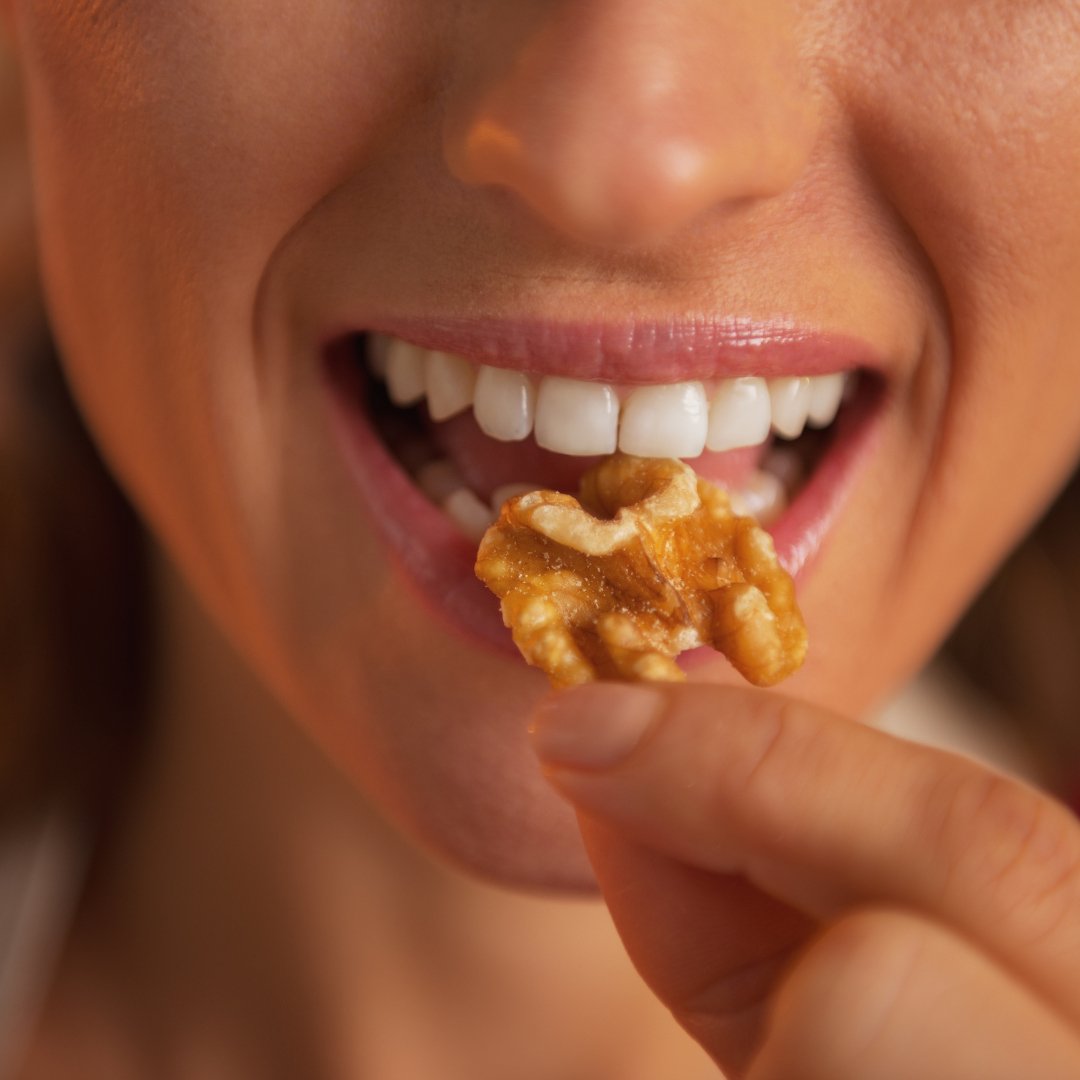 Découvrez les Bienfaits de l'Huile de Noix en Cosmétique : Allergique par Voie Alimentaire, Mais Pas sur la Peau ? - Novëm