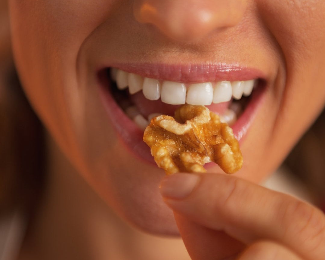 Découvrez les Bienfaits de l'Huile de Noix en Cosmétique : Allergique par Voie Alimentaire, Mais Pas sur la Peau ? - Novëm