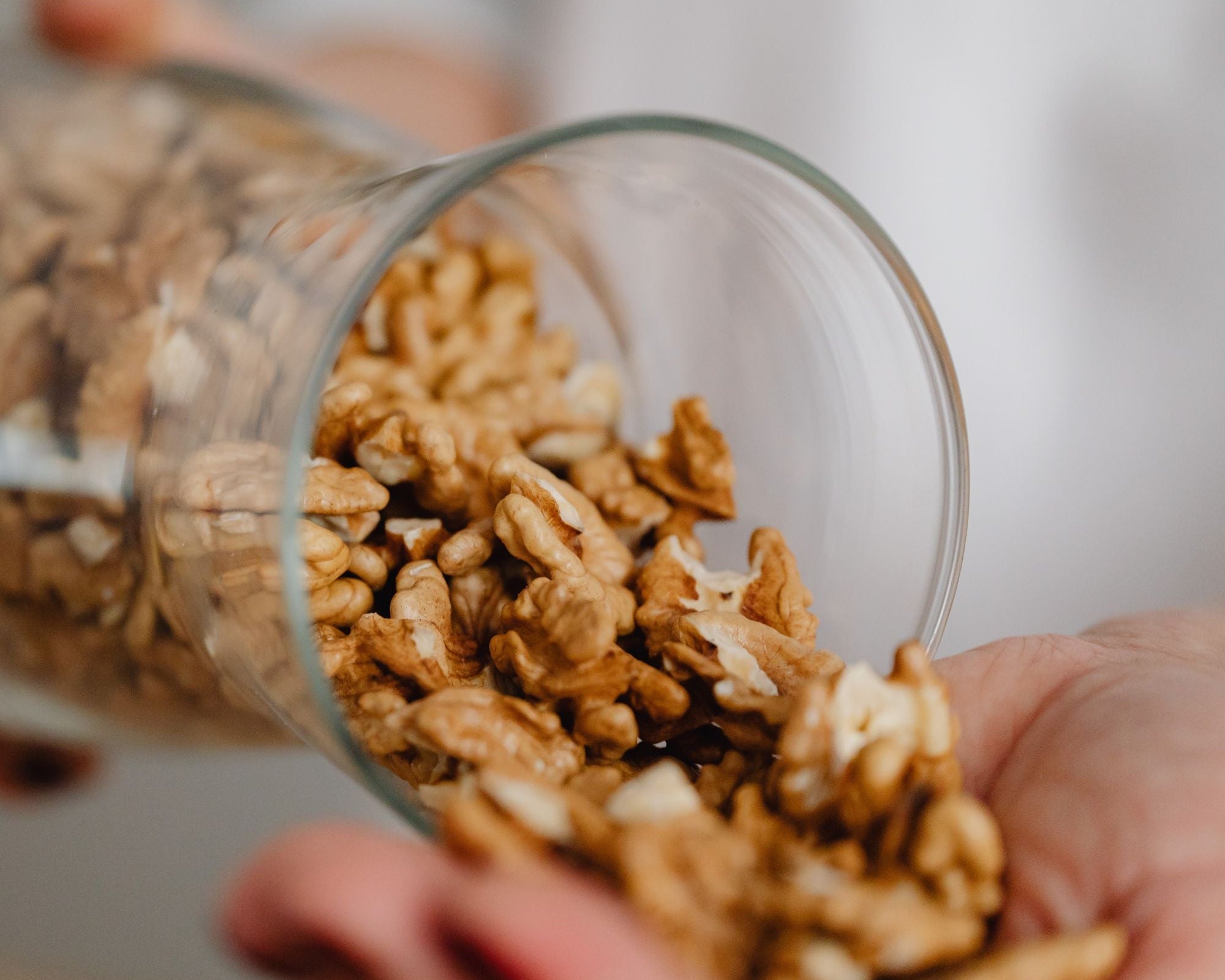 Les bienfaits des noix de Grenoble pour la peau : secrets de beauté naturelle - Novëm