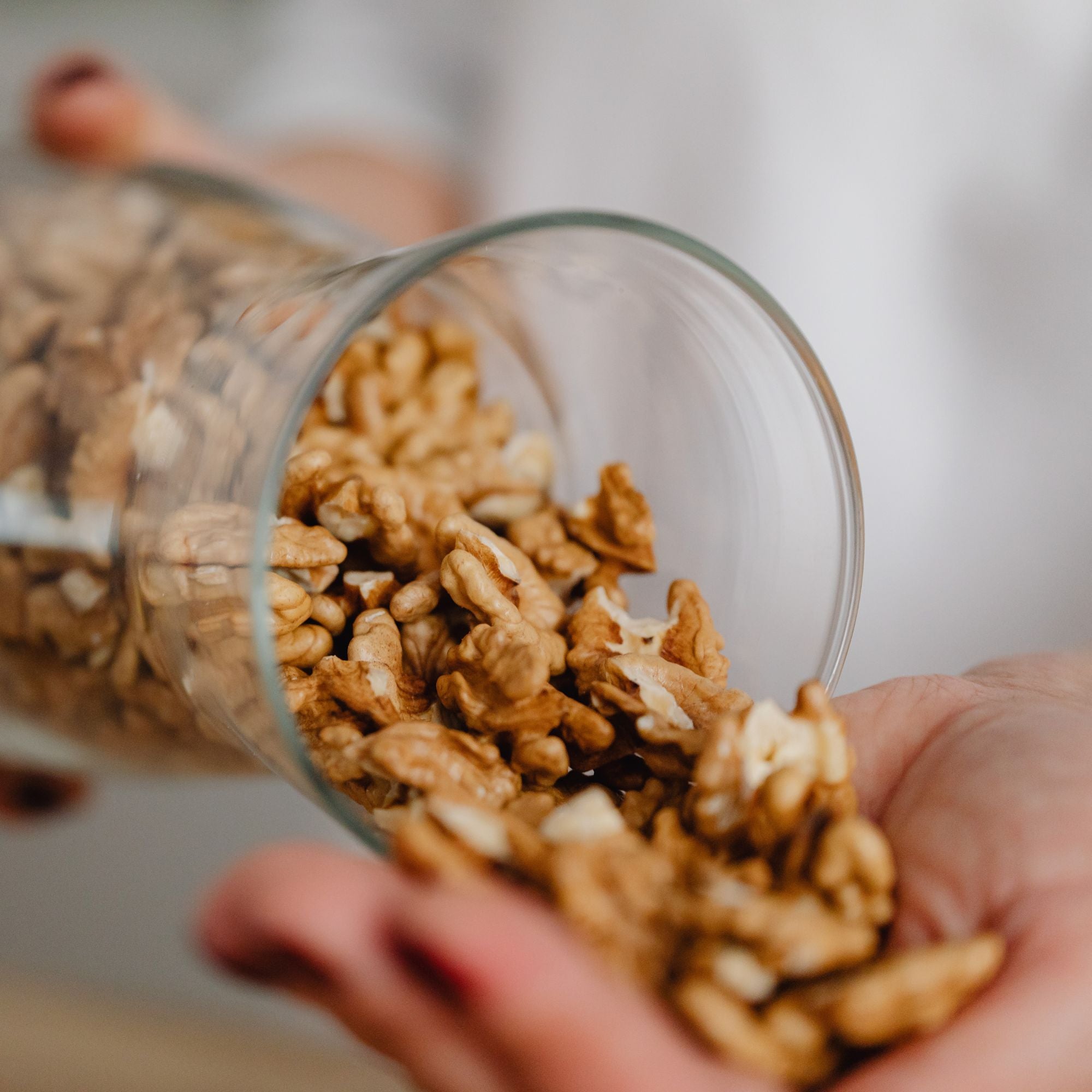 Les bienfaits des noix de Grenoble pour la peau : secrets de beauté naturelle - Novëm