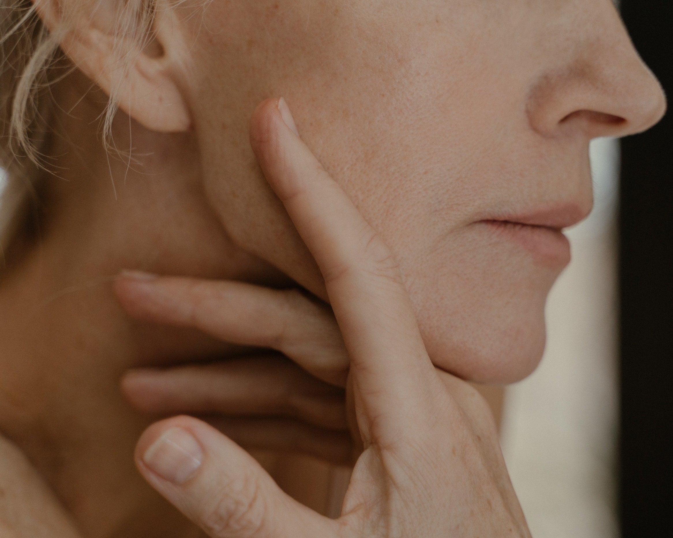 Les premiers signes de l’âge sur la peau : comment les appréhender ? - Novëm