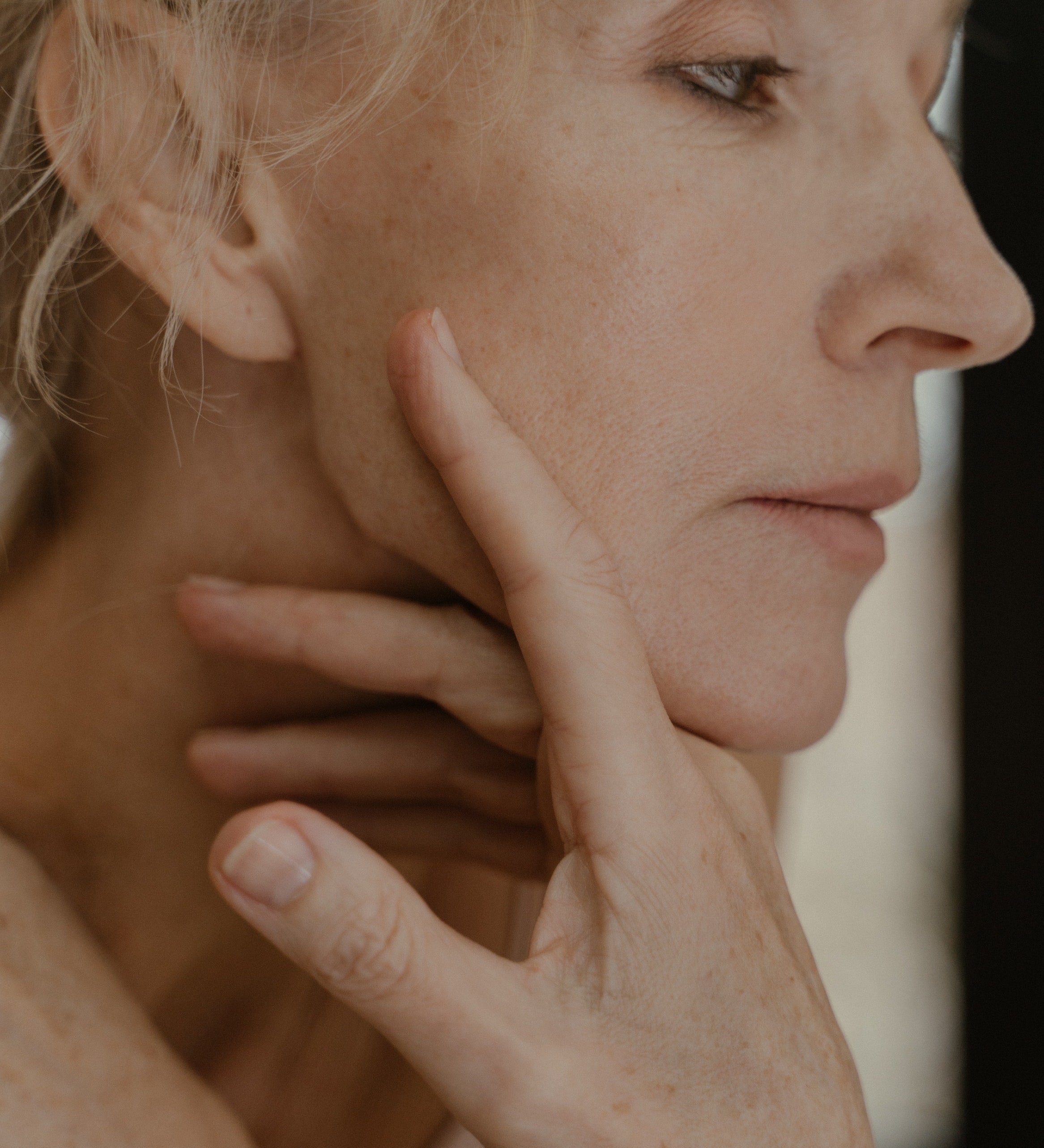 Les premiers signes de l’âge sur la peau : comment les appréhender ? - Novëm