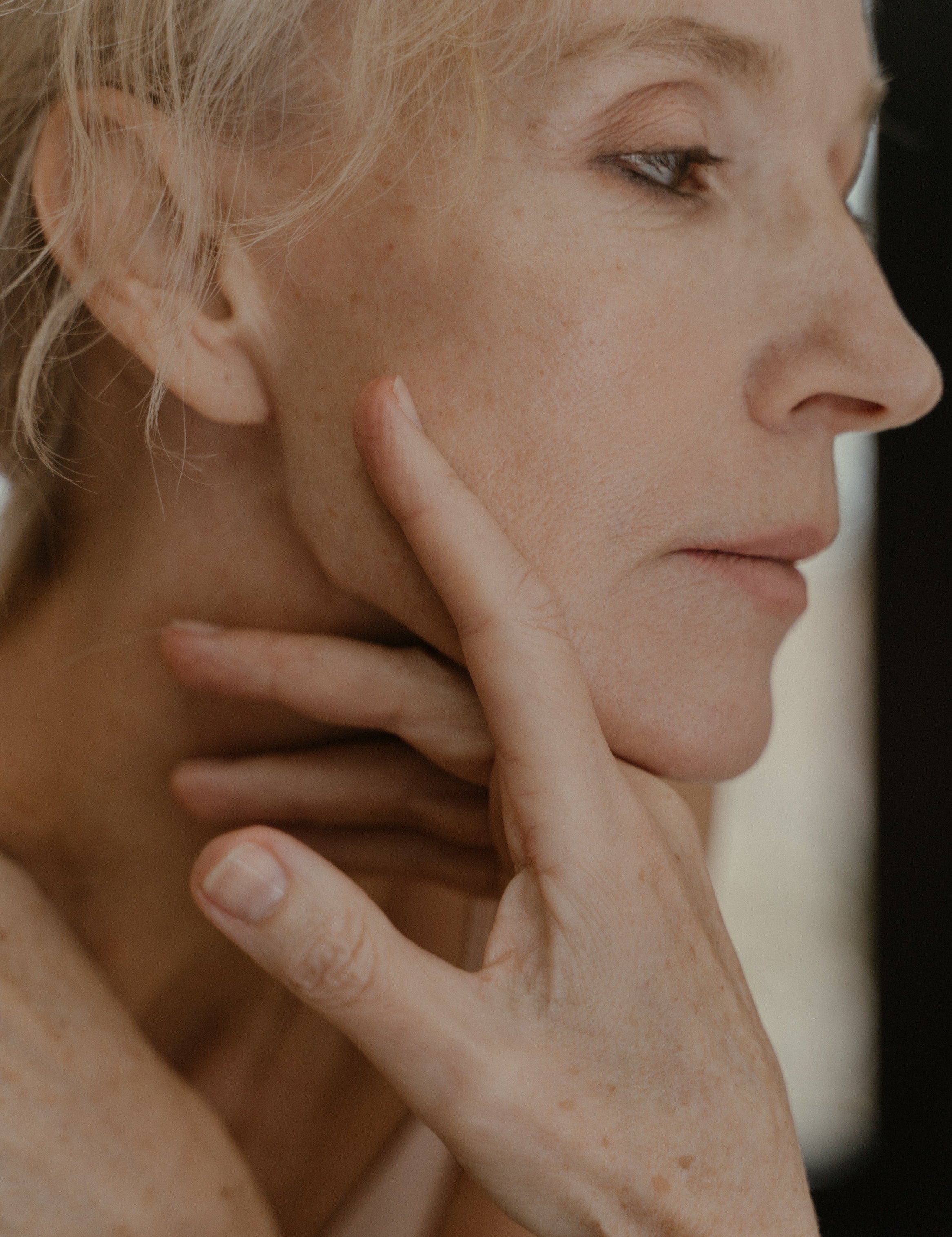 Les premiers signes de l’âge sur la peau : comment les appréhender ? - Novëm