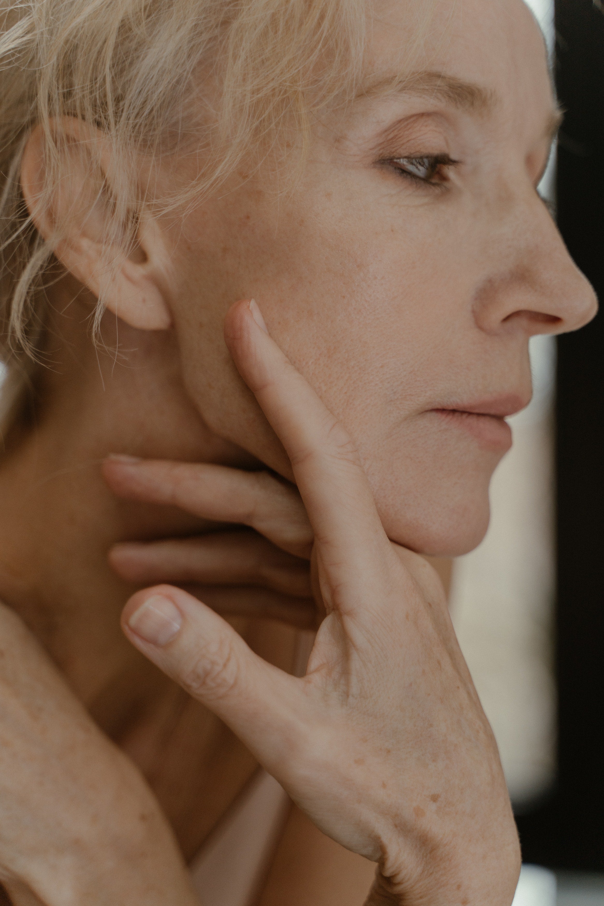 Les premiers signes de l’âge sur la peau : comment les appréhender ? - Novëm