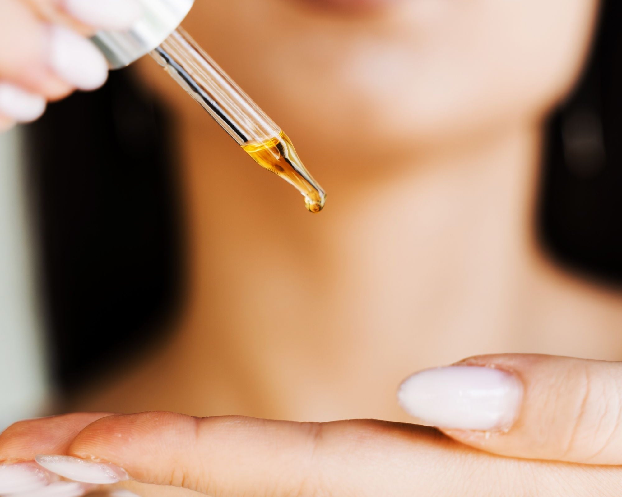 Quels bienfaits d'utiliser une huile visage en été ? - Novëm