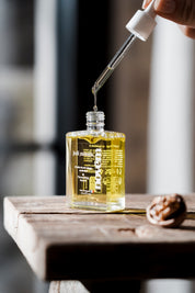 Huile de noix pour le visage, mettre quelques gouttes sur peau sèche