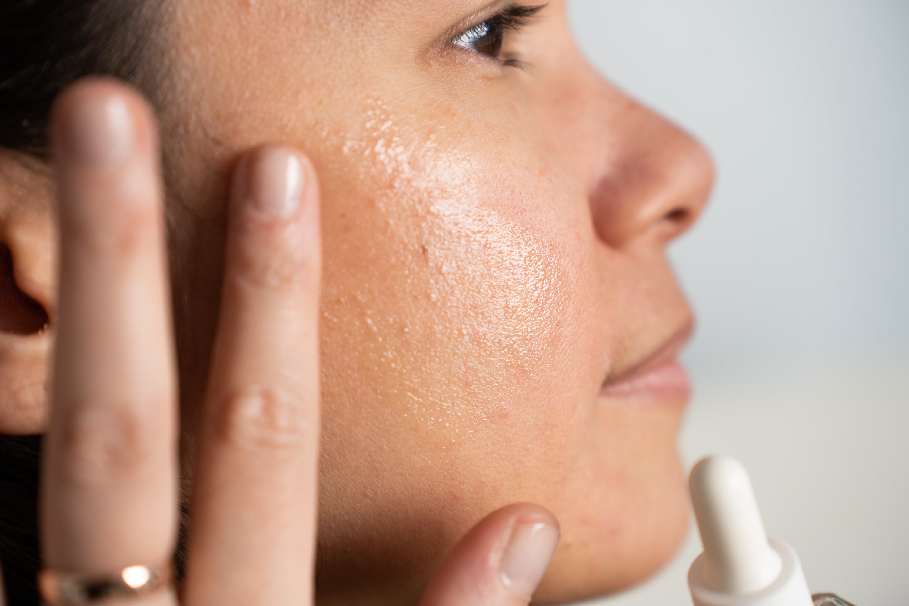 Huile visage Novem avec huile de noix pour peau sensible