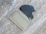 Gua Sha gravé en acier inoxydable et sa pochette en cuir