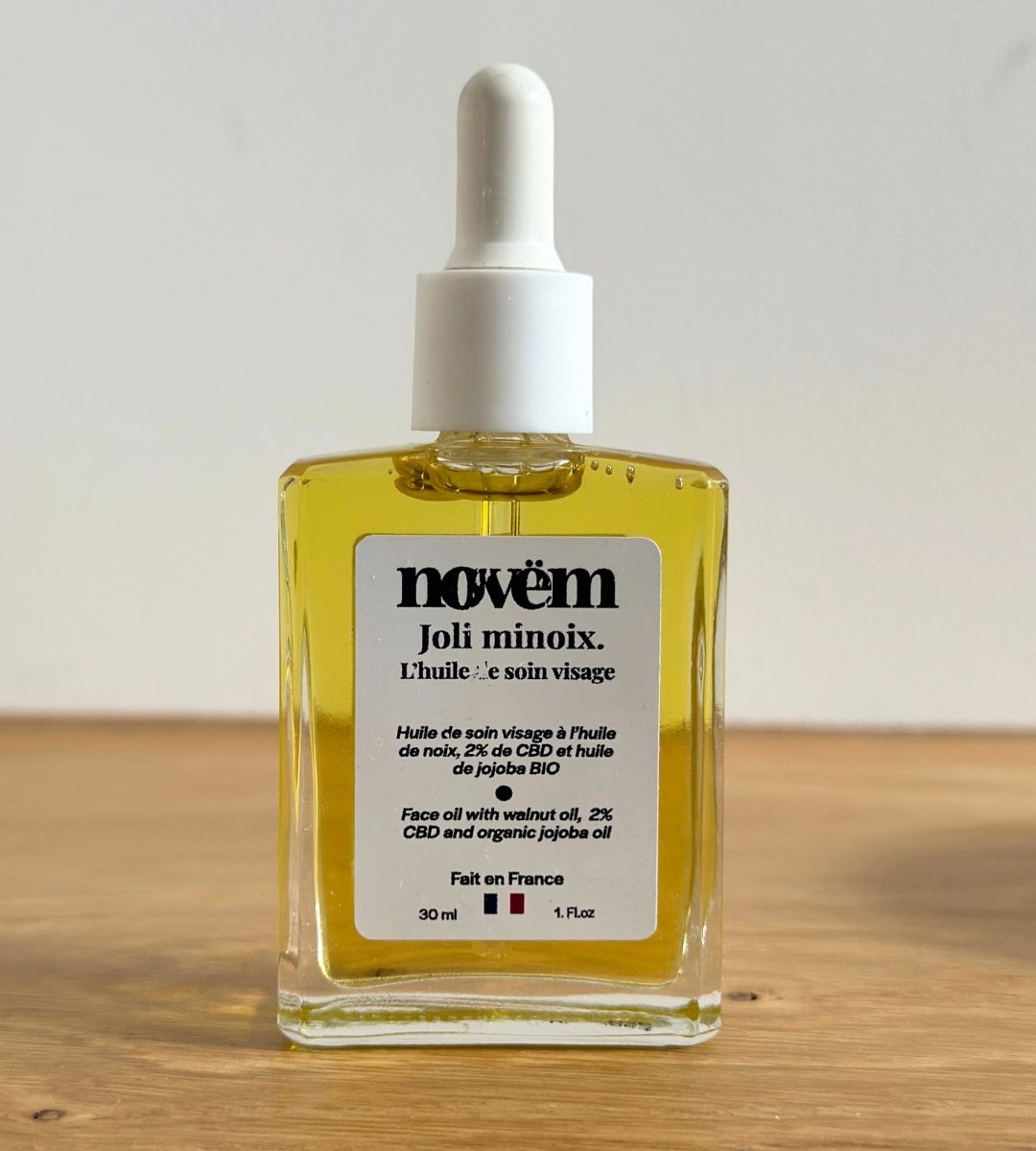 Huile Visage Concentrée à l'Huile de Noix, Sésame, Jojoba et CBD pour une Peau Apaisée et Régénérée - Novëm